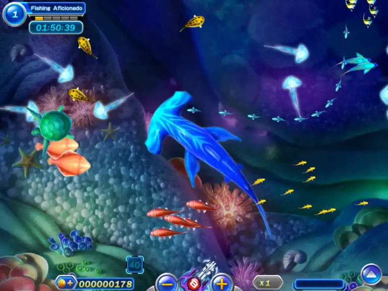 深海捕鱼场景中玩家发射炮弹捕捉金鲨鱼。